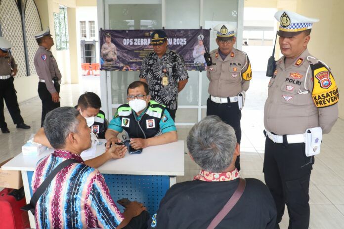 Operasi Zebra Semeru: Polres Pelabuhan Tanjungperak Periksa Kelayakan Angkutan Umum dan Tes Urine Sopir