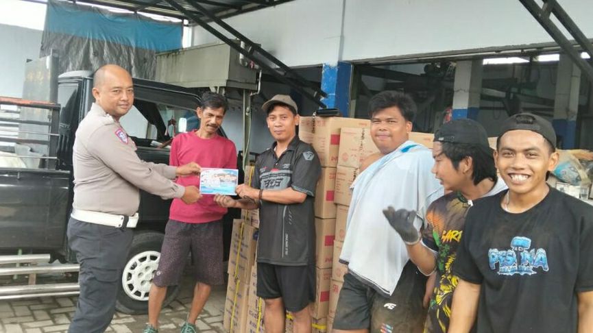 Satlantas Polres Sumenep Gencar Sosialisasi Keselamatan: Karyawan Pabrik Es Jadi Sasaran Dikmas Lantas Ops Zebra 2025