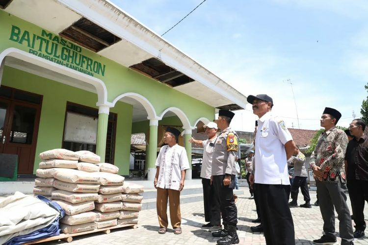 Semen untuk Baitullah: Polres Kediri Sentuh Hati Masyarakat dengan Bantuan Pembangunan Masjid