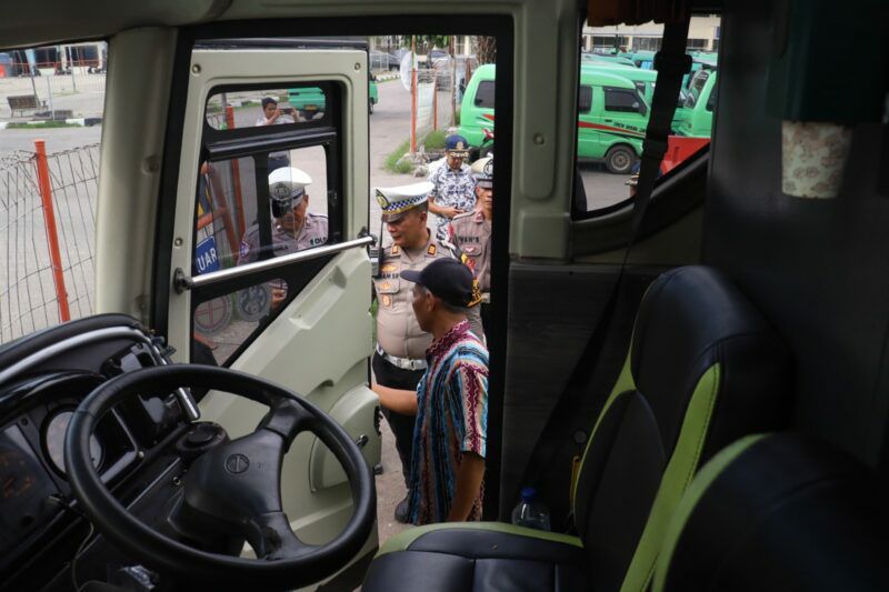 Operasi Zebra Semeru Polres Pelabuhan Tanjung Perak: Ramp Check Angkutan Umum dan Tes Urine Sopir Digelar di Terminal Ampel