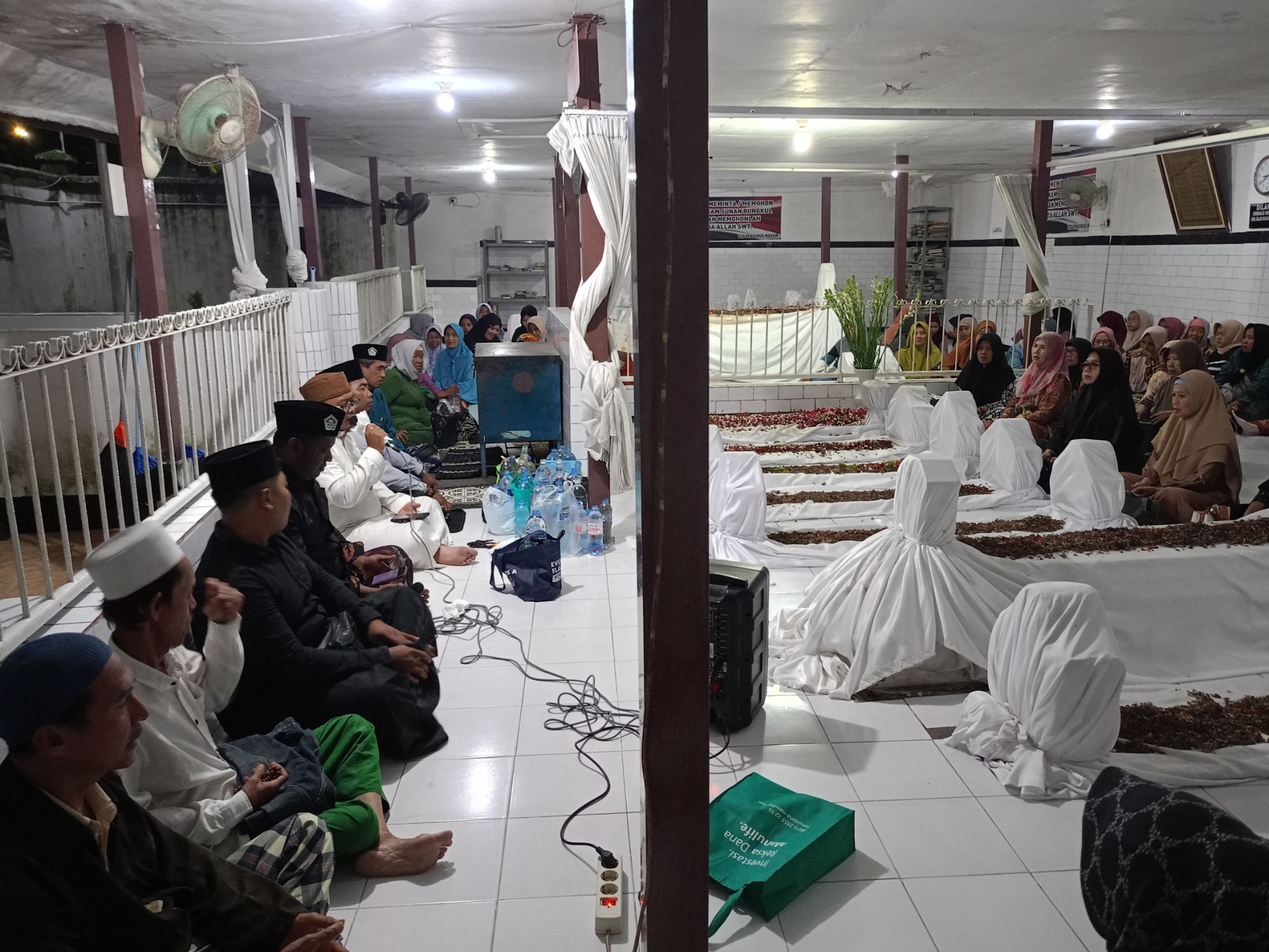 Majelis Dzikir & Doa Bersama di Maqbaroh Sunan Bungkul, Jama’ah Khusyuk Panjatkan Harapan dan Keberkahan