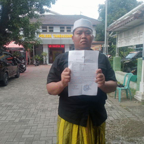 HP DITARUH DI DEKAT TV, PEMUDA TAMBAKSARI KEHILANGAN PONSEL SAAT TERTIDUR – KORBAN LAPORKAN KE POLSEK TAMBAKSARI