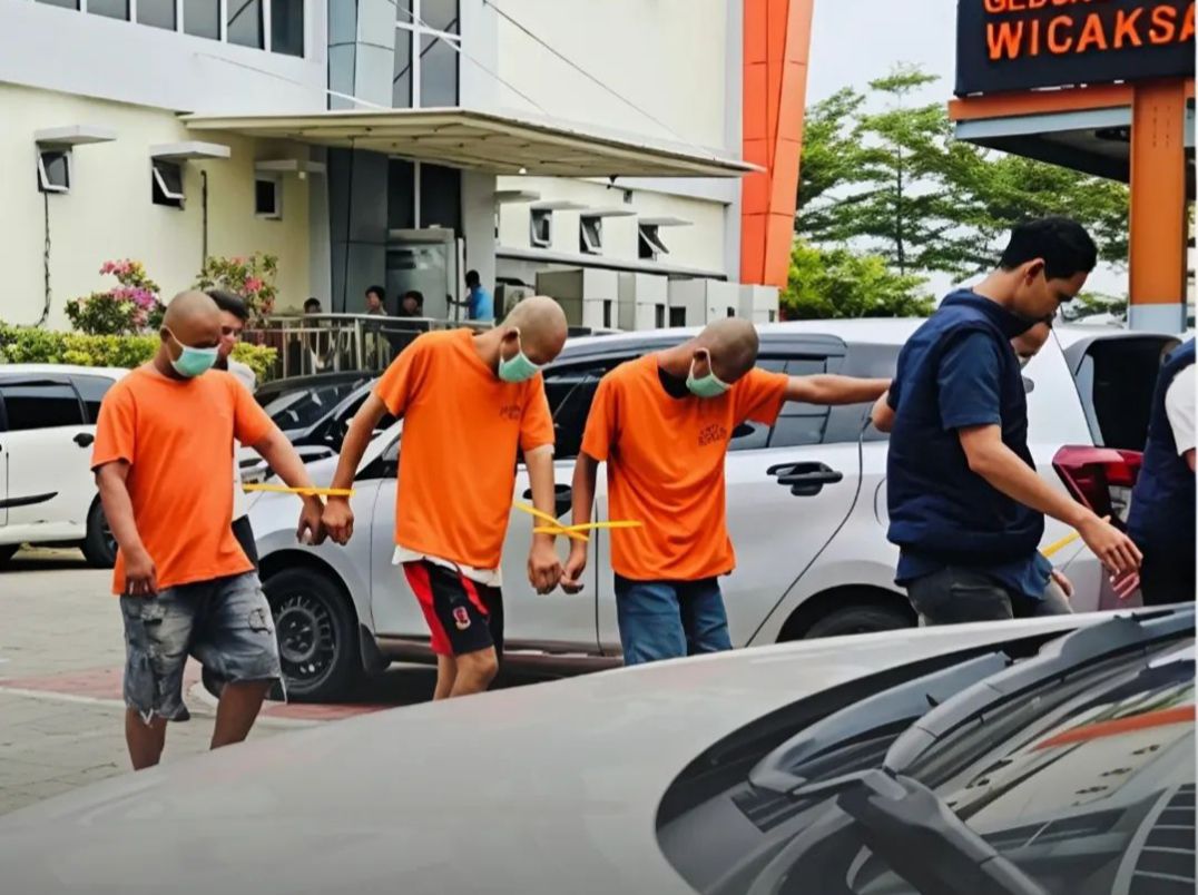 SATRESKRIM POLRES GRESIK BONGKAR KOMPLOTAN PENCURIAN TRUK! Tiga Pelaku Ditangkap, Satu di Antaranya Mantan Sopir Korban – Dua Truk Diamankan, Rencana Dijual Rp100-150 Juta per Unit