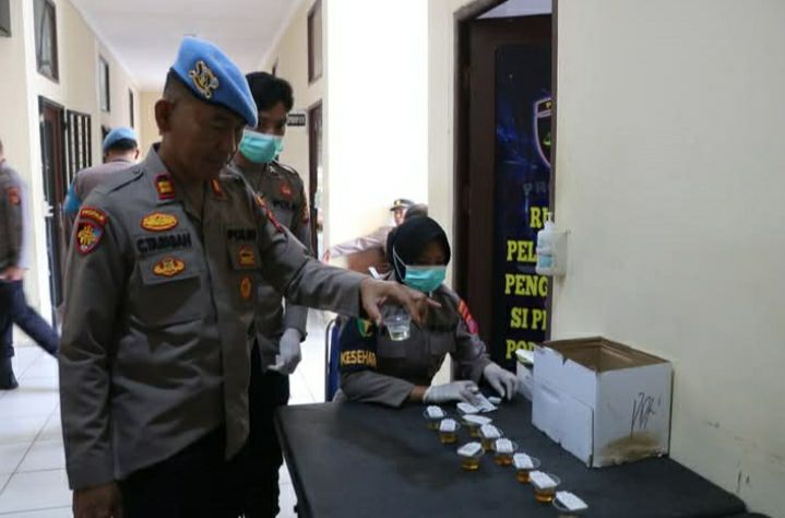 Tegaskan Komitmen Polri Bersih dari Narkoba, Sie Propam Polres PPU Gelar Tes Urine Secara Mendadak