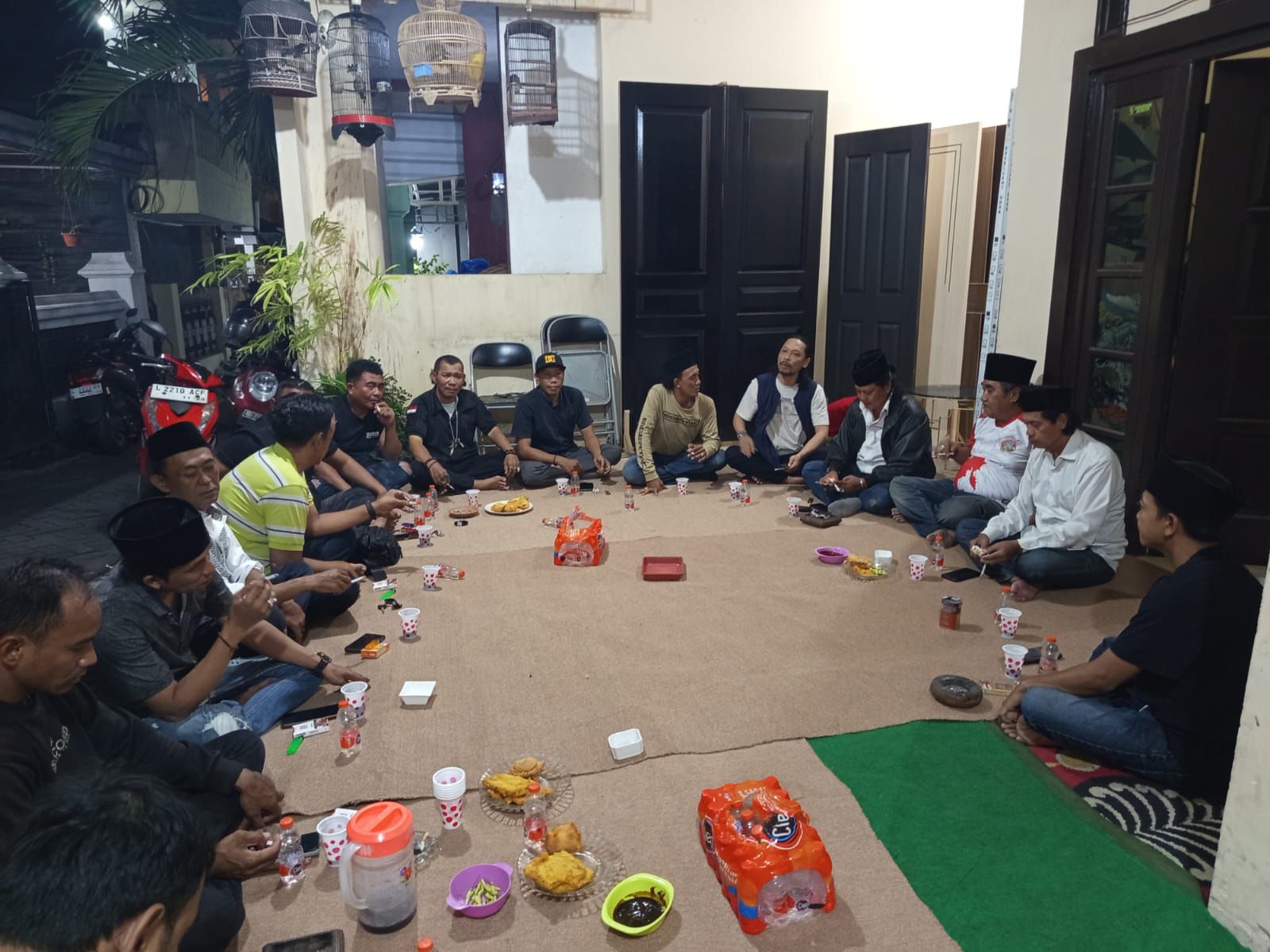 Surabaya, – Suasana hangat penuh kekeluargaan mewarnai kegiatan halal bihalal yang digelar Ormas Laskar Suramadu Jawara (LSJ) di kediaman Ketua Umum, Jalan Banyuurip Kidul Gang 1, Surabaya.