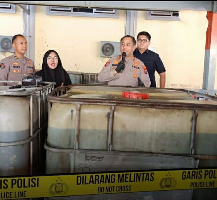 GEREBEK GUDANG ILEGAL, POLRES GRESIK SITA 17.000 LITER SOLAR SUBSIDI, 1 TERSANGKA DITAHAN